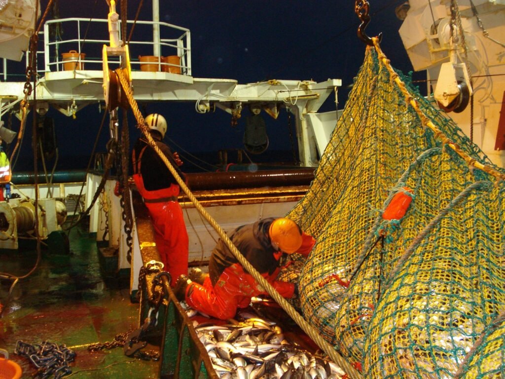 Bateau de pêche en haute mer tirant des filets