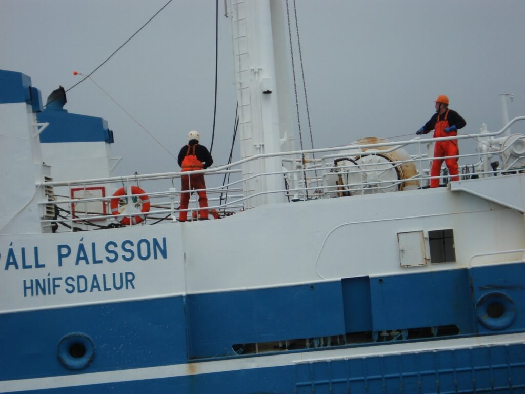 un bateau de pêche en pleine navigation